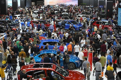 Los visitantes prueban los coches expuestos en la última edición del Automobile Barcelona, celebrada en mayo de 2019.
