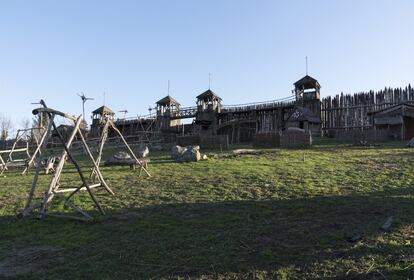 Una de las novedades en los últimos dos años en los estudios de Ashford ha sido la construcción de esta muralla para proteger Kattegatt (en la ficción es mandada construir por Lagertha) en una pequña colina junto al poblado construido.