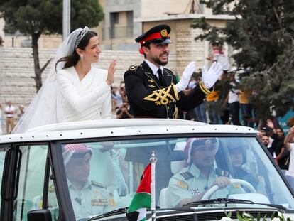 The convoy carrying Jordan's Crown Prince Hussein and Rajwa Al Saif leaves, on the day of their royal wedding in Amman, Jordan, June 1, 2023. REUTERS/Ahmad Abdo NO RESALES. NO ARCHIVES