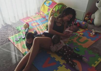 Georgina Rodríguez con los niños en una alfombra didáctica.