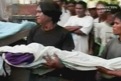 Traslado del cadáver de uno de los niños fallecidos.
