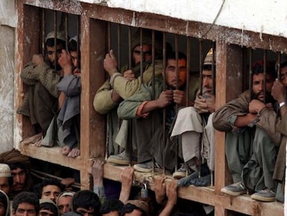 Prisioneros talibanes que van a ser interrogados, en Shibergan, en 2002. 