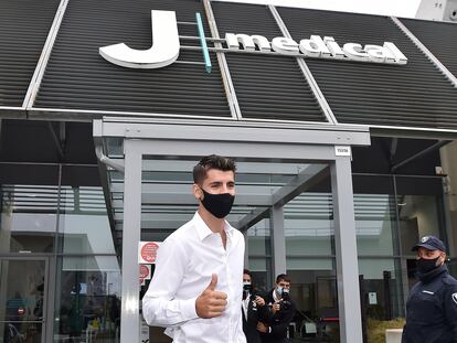 Morata, a las puertas del centro médico de la Juventus en el que pasó el reconocimiento médico este martes. / EFE