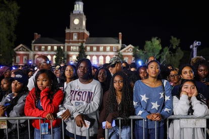 Seguidores de Kamala Harris siguen el escrutunio en la Universidad de Howard, cuartel general de la candidata demócrata en Washington. 