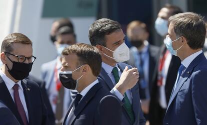 Pedro Sánchez junto al presidente belga Alexander de Croo, el presidente francés Emmanuel Macron y el presidente polaco Mateusz Morawiecki tras la reunión del Consejo Europeo el sábado en el Palacio de Cristal de Oporto.