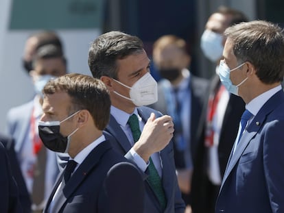 Pedro Sánchez junto al presidente belga Alexander de Croo, el presidente francés Emmanuel Macron y el presidente polaco Mateusz Morawiecki tras la reunión del Consejo Europeo el sábado en el Palacio de Cristal de Oporto.