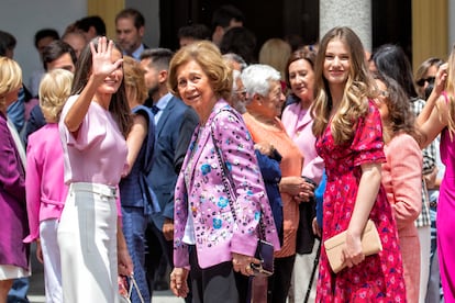 Al considerarlo un acontecimiento de “índole familiar”, la Casa Real ha preferido que el Rey y su familia solo posen a la entrada de la parroquia y no va a distribuir imágenes de la ceremonia, con el fin de respetar la privacidad de los asistentes.