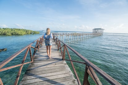 Cloud Nine, una pasarela elevada con un pabellón de madera de tres pisos desde donde ver a los surfistas en Pacifico Beach (Siargao, Filipinas).