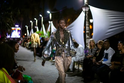 Una modelo desfila por la pasarela de la Dakar Fashion Week, el evento de moda más importante de toda África occidental. Organizado por Adama Paris, una conocida empresaria, estilista y diseñadora senegalesa, la Dakar Fashion Week es la plataforma por excelencia para promocionar la moda 'made in Africa'. Además de impulsar la moda sostenible y la utilización de tejidos locales, constituye una celebración de la negritud, promoviendo un canon de belleza negra más real. Las modelos pasean con naturalidad su tez negra, con el fin de mostrar la diversidad, la elegancia y la belleza que existen en África.