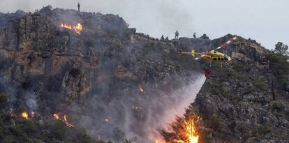 Avance de las llamas de la zona incendiada en el término de Calasparra (Murcia).