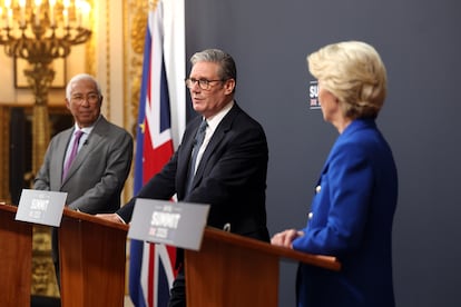 Starmer, flanqueado por António Costa y Ursula von der Leyen, interviene durante la rueda de prensa posterior a la cumbre Reino Unido-Unión Europea este lunes en Londres.