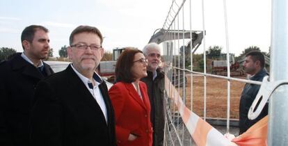 Ximo Puig, Soraya Rodr&iacute;guez y Franscesc Signes ante la valla de la potabilizadora de Tous.