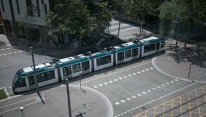 Un tranvía circula por un cruce de la avenida Diagonal.