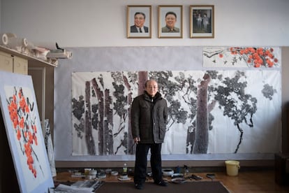 El artista Lee Gyung-Lan posa en el estudio de arte Mansudae donde trabaja en Pyongyang (Corea del Norte).