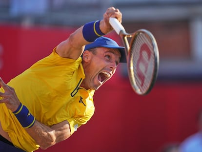 Bautista sirve durante el partido contra Rune.