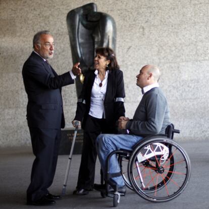 Pere Navarro (izquierda), Charo González y Juan Antonio Martínez, en el monumento a las víctimas.