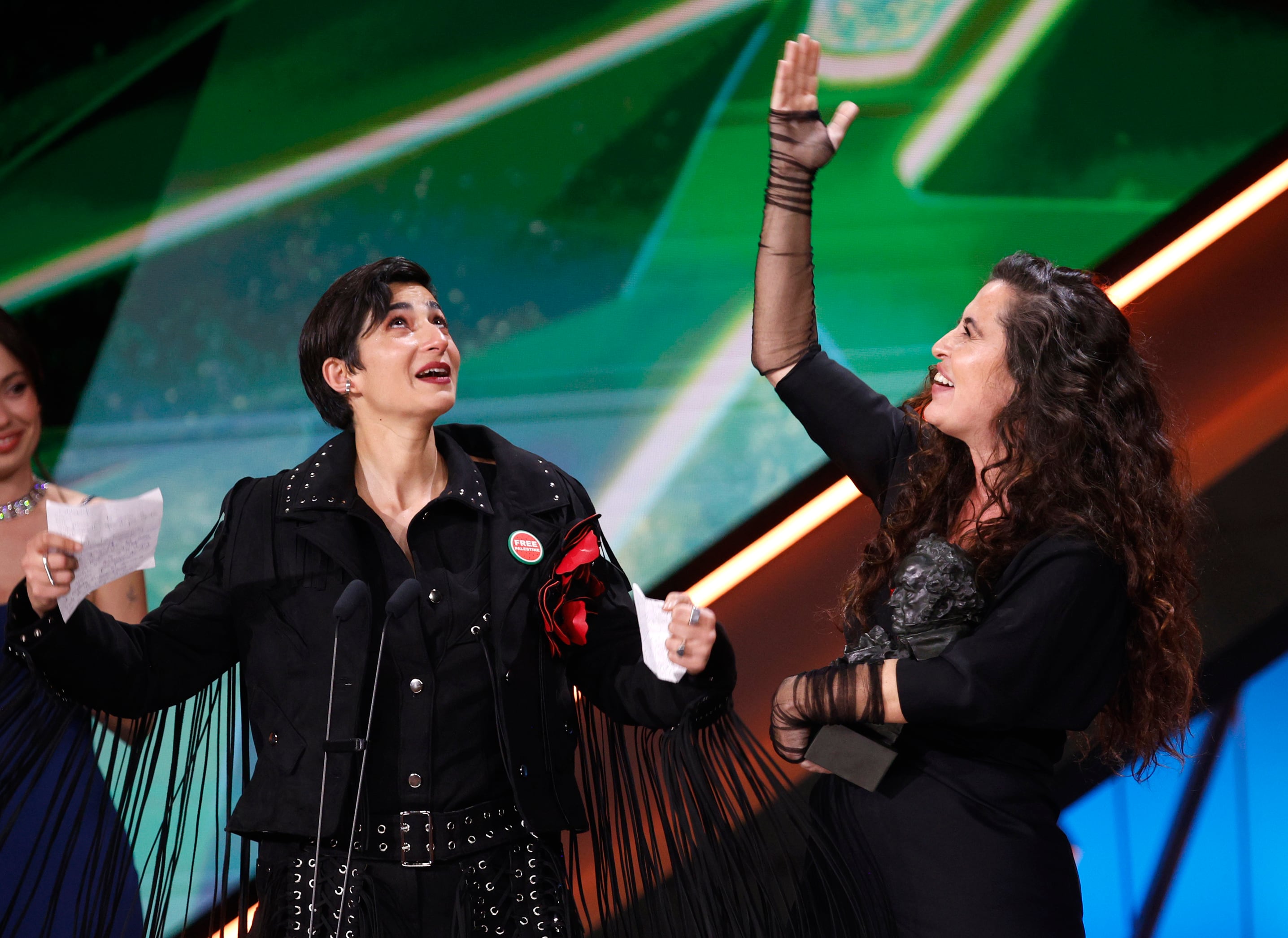 Alba Flores y Sílvia Pérez Cruz, al recoger el Goya a mejor canción original por 'Flores para Antonio'.