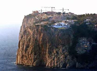 Las nuevas edificaciones en Andratx conquistan un paisaje antes virgen.