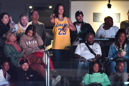Rihanna, junto a Hassan Jameel en un partido de baloncesto de Los Ángeles Lakers, en Los Ángeles, el pasado 21 de febrero.