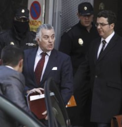 GRA296. MADRID, 25/02/2013.- El extesorero del Partido Popular Luis Bárcenas (2i) abandona la Audiencia Nacional tras declarar ante el juez Pablo Ruz, en relación con sus cuentas descubiertas en Suiza. EFE/Fernando Alvarado