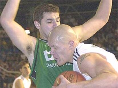 Kambala intenta la penetración ante la oposición de Alzamora.