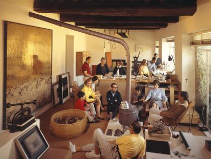 Reuni&oacute;n de amigos, en torno a Fernando Z&oacute;bel con, entre otros, Gerardo Rueda, Jos&eacute; Guerrero y Gustavo Torner, en casa de este en 1966.