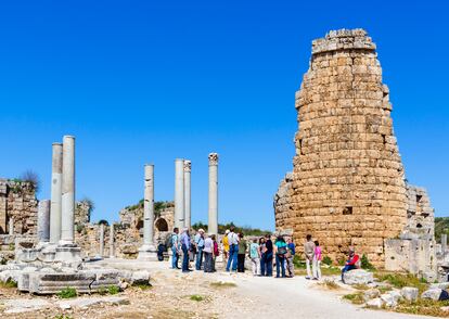Visitantes entre las ruinas de la antigua ciudad griega de Perge.