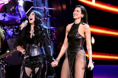 Cher y Dua Lipa actuando juntas.