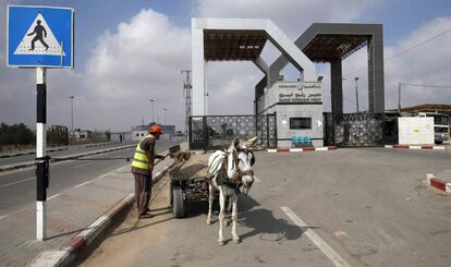 Un hombre y su burro, junto al paso de Rafah, entre Gaza y Egipto el 17 de julio de 2018. 