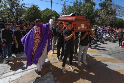 Estudiantes de la Normal de Ayotzinapa cargan el ataúd de Yanqui Kothan Gómez, el 10 de marzo en Chilpancingo.