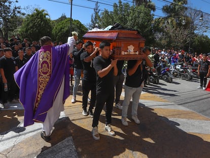 Estudiantes de la Normal de Ayotzinapa cargan el ataúd de Yanqui Kothan Gómez, el 10 de marzo en Chilpancingo.