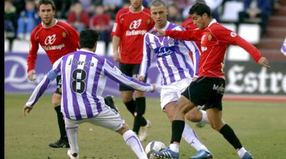 El mallorquinista Gonzalo Castro controla el balón delante de los pucelanos Baraja y Medunjanin.