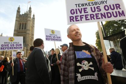 Protesta de grupos opuestos a la Unión Europea ante el Parlamento británico.