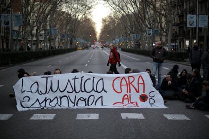 Protesters on Barcelona’s Gran Vía hold a banner with the message “Spanish justice, Cara al Sol” in reference to the anthem of fascist-inspired party Falange.