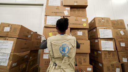 Una trabajadora del Programa Mundial de Alimentos de la ONU organiza paquetes de comida en el aeropuerto de Adís Abeba (Etiopía).