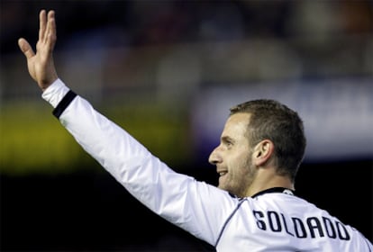 Roberto Soldado festaja un gol ante el Almería.