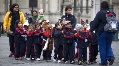 Alumnos de un colegio, en la Plaza de Armas de Lima (Perú).