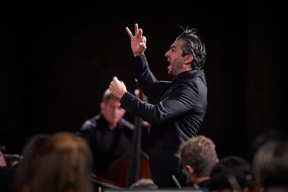El director de orquesta David Afkham, durante la interpretación de ‘Un réquiem alemán’, en julio de 2022 en Granada.