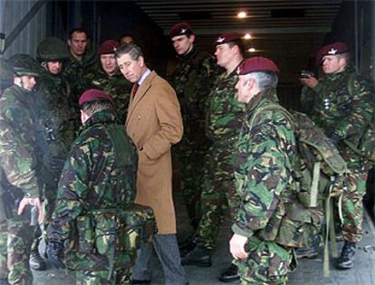 El príncipe Carlos visita a un regimiento de paracaidistas en Wattisham, que se prepara para viajar al Golfo.