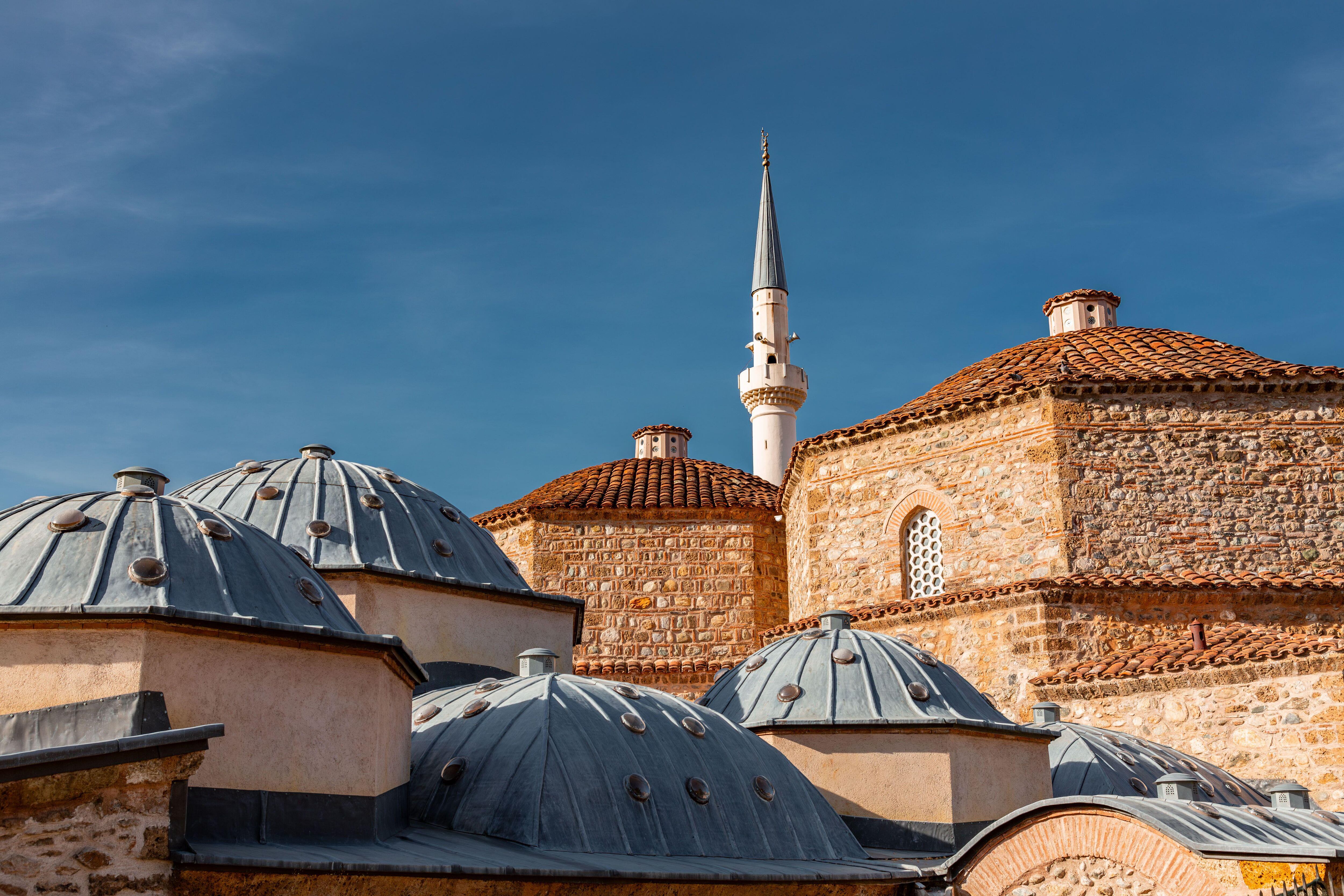 Detalle del exterior de los baños Gazi Mehmet Pasha, en Prizren (Kosovo).