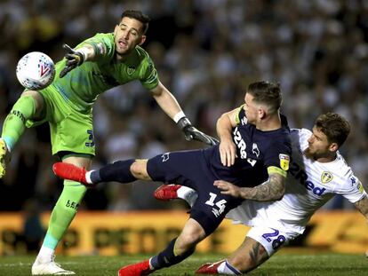 El portero del Leeds, Kiko Casilla, trata de detener un disparo de Jack Marriott, del Derby County.