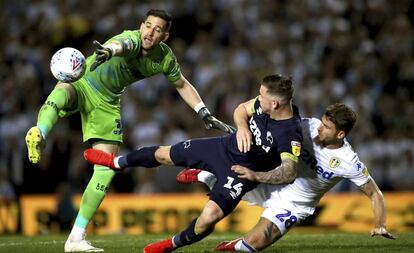 El portero del Leeds, Kiko Casilla, trata de detener un disparo de Jack Marriott, del Derby County.