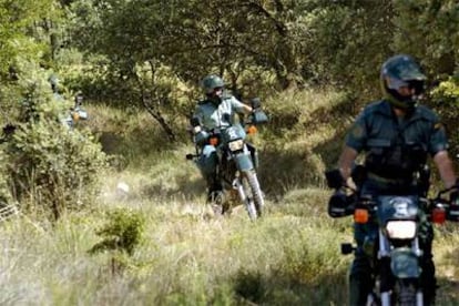 Efectivos del SEPRONA de la Guardia Civil, durante una batida para tratar de localizar al animal.