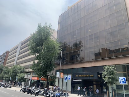 En primer término, el edificio adquirido por Azora en el número 136 de la calle de Doctor Esquerdo de Madrid, y el colindante número 138, propiedad de Mapfre.