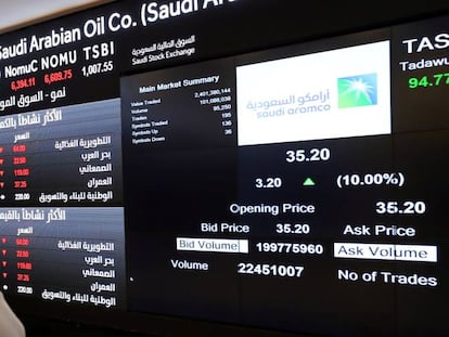 Un inversor observa una pantalla de cotizaciones en la Bolsa de Riad. 