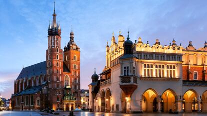 Basílica de Santa María (izquierda) y el mercado de Cloth Hall (derecha), en Cracovia (Polonia).