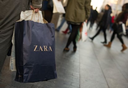 Un comprador con una bolsa de Zara