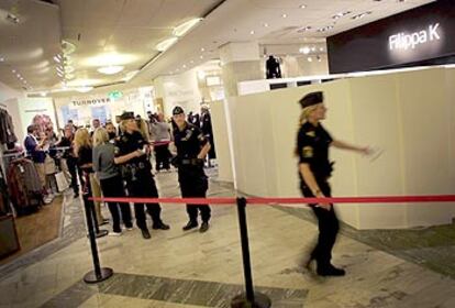 La policía acordona una de las zonas del centro comercial NK, donde fue apuñalada la ministra sueca.