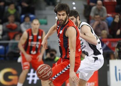 San Emeterio pierde un balón ante Álex Barrera.