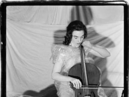 La ‘performer’ Charlotte Moorman en 1966 toca el chelo, sostenido entre los dientes por June Paik.